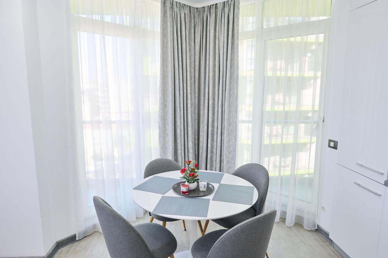 Seascape Apartment Spa N Pool Beach Resort Mamaia Esterno foto